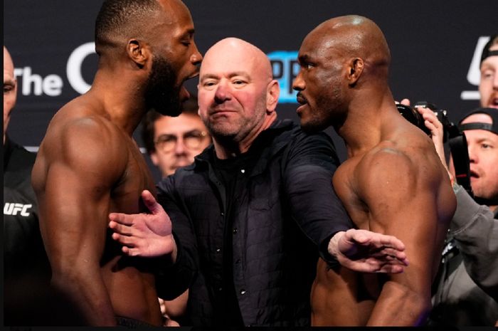 Juara kelas welter, Leon Edwards (kiri) dan Kamaru Usman (kanan) saat sesi seremoni penimbangan berat bedan jelang trilogi pada UFC 286