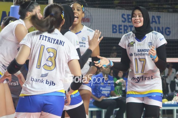 Aksi pemain Bandung bjb Tandamata saat menghadapi Jakarta Pertamina Fastron saat grand final Proliga 2023 di GOR Among Rogo, Yogyakarta, 18 Maret 2023.