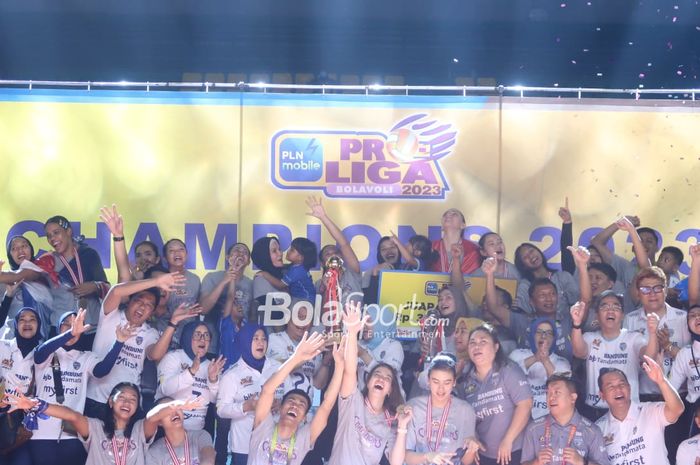 Perayaan pesta juara Bandung BJB Tandamata setelah grand final Proliga 2023 di GOR Among Rogo, Yogyakarta, 18 Maret 2023.