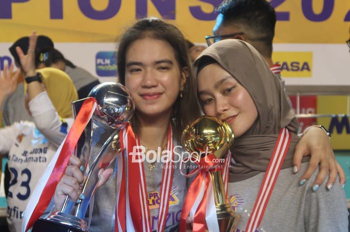 Pemain andalan Bandung BJB Tandamata, Shella Bernadetha dan Wilda Siti Nurfadhilah, berpose dengan trofi yang diraih setelah memenangi grand final Proliga 2023 di GOR Among Rogo, Yogyakarta, 18 Maret 2023.