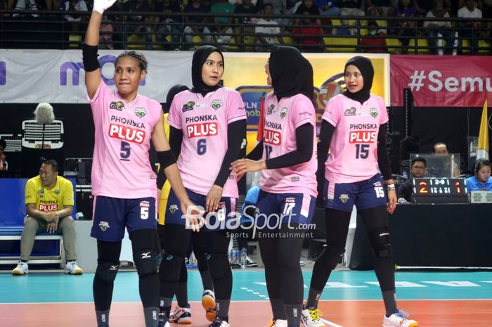 Gresik Petrokimia Pupuk Indonesia mengalahkan Jakarta BIN pada partai perebutan peringkat tiga pada Grand Final Proliga 2023 di GOR Among Rogo, Yogyakarta, 18 Maret 2023. Tampak dalam gambar, dari kiri: Medi Yoku, Yolana Betha Pangestika, Nety Dyah, Hany Budiarti.