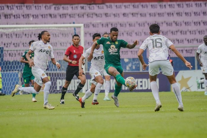 Pemain Persebaya Surabaya, Paulo Victor dikerumuni oleh pemain Persik Kediri saat kedua tim saling bertemu Sabtu (18/3).