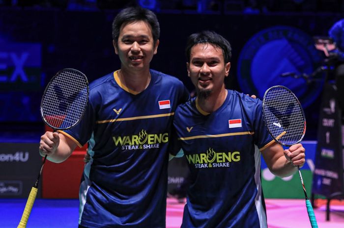 Pasangan ganda putra Indonesia, Mohammad Ahsan/Hendra Setiawan, berpose setelah memastikan diri ke semifinal All England Open 2023 di Utilita Arena, Birmingham, Inggris, Kamis (17/3/2023).