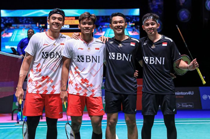 Mohammad Ahsan/Hendra Setiawan dan Fajar Alfian/Muhammad Rian Ardianto berpose usai laga perempat final All England Open 2023 di Utilita Arena Birmingham, Inggris, Jumat (17/3/2023)