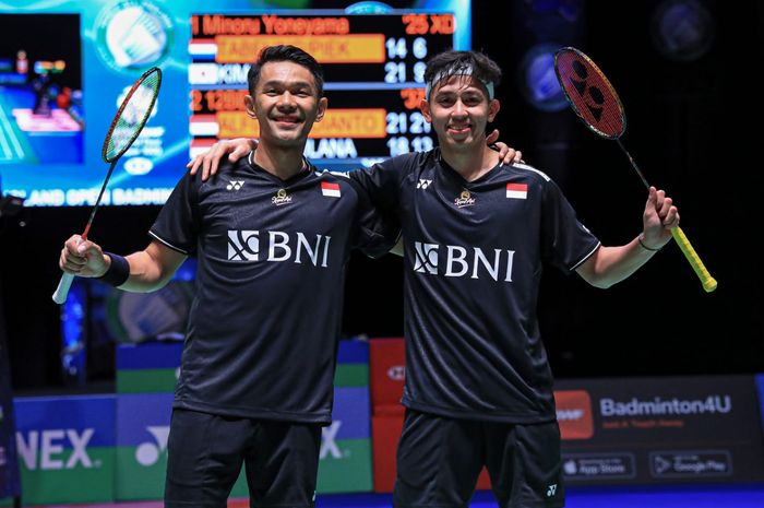 Pasangan ganda putra Indonesia, Fajar Alfian/Muhammad Rian Ardianto, berpose setelah memastikan diri ke semifinal All England Open 2023 di Utilita Arena, Birmingham, Inggris, Jumat (17/3/2023).