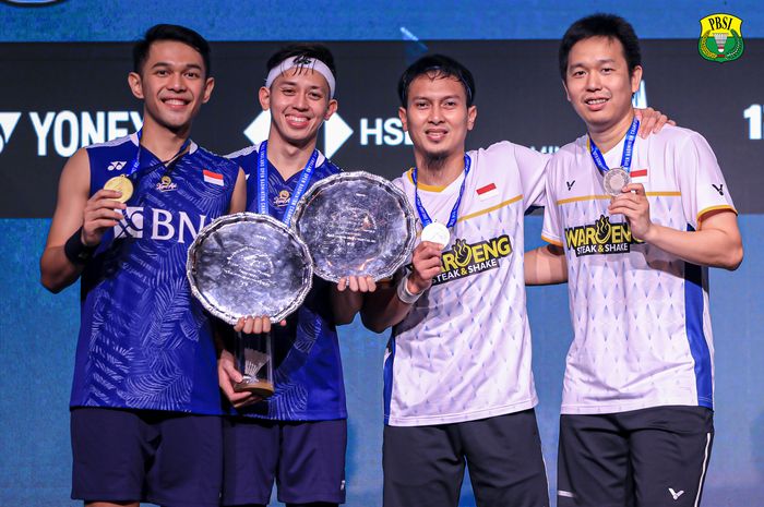 Fajar Alfian/Muhammad Rian Ardianto dan Mohammad Ahsan/Hendra Setiawan di podium ganda putra turnamen All England Open 2023 di Utilita Arena Birmingham, Inggris, Minggu (19/3/2023).