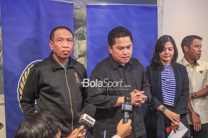 (Dari kiri ke kanan) jajaran petinggi PSSI diantaranya Zainudin Amali, Erick Thohir, Ratu Tisha, dan Yunus Nusi sedang memberikan keterangan kepada awak media di Hotel Le Meridien, Senayan, Jakarta, Minggu (19/3/2023).