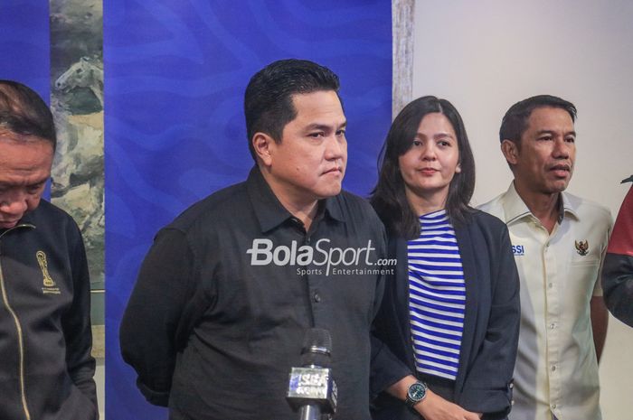 (Dari kiri ke kanan) jajaran petinggi PSSI diantaranya Erick Thohir, Ratu Tisha, dan Yunus Nusi sedang memberikan keterangan kepada awak media di Hotel Le Meridien, Senayan, Jakarta, Minggu (19/3/2023).