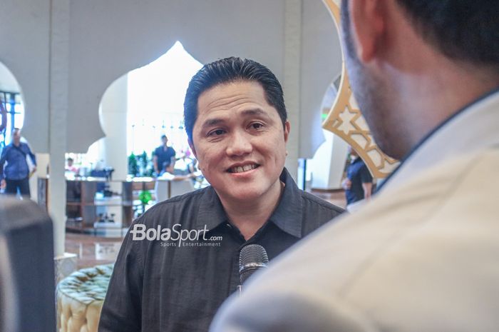 Ketua Umum PSSI, Erick Thohir, sedang memberikan keterangan kepada awak media di Hotel Le Meridien, Senayan, Jakarta, Minggu (19/3/2023).