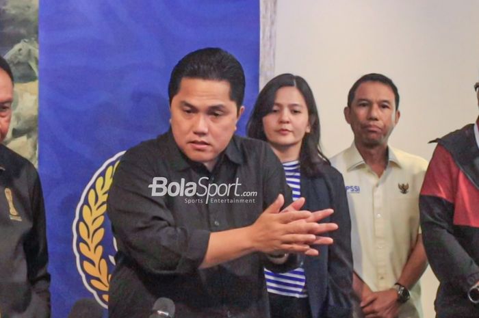 (Dari kiri ke kanan) jajaran petinggi PSSI diantaranya Erick Thohir, Ratu Tisha, dan Yunus Nusi sedang memberikan keterangan kepada awak media di Hotel Le Meridien, Senayan, Jakarta, Minggu (19/3/2023).