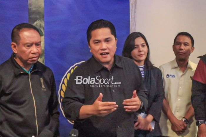 (Dari kiri ke kanan) jajaran petinggi PSSI diantaranya Zainudin Amali, Erick Thohir, Ratu Tisha, dan Yunus Nusi sedang memberikan keterangan kepada awak media di Hotel Le Meridien, Senayan, Jakarta, Minggu (19/3/2023).