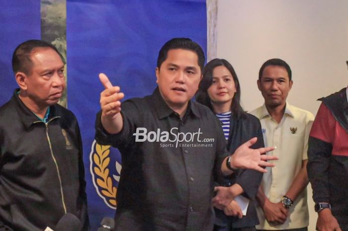 (Dari kiri ke kanan) jajaran petinggi PSSI diantaranya Zainudin Amali, Erick Thohir, Ratu Tisha, dan Yunus Nusi sedang memberikan keterangan kepada awak media di Hotel Le Meridien, Senayan, Jakarta, Minggu (19/3/2023).