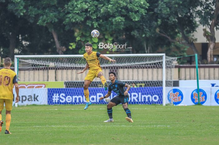 Striker Persikabo 1973, Dimas Drajad (kiri), sedang menyundul bola dan dibayangi bek Arema FC bernama Bagas Adi Nugroho (kanan) dalam laga pekan ke-31 Liga 1 2022 di Stadion PTIK, Blok M, Jakarta, Minggu (19/3/2023).