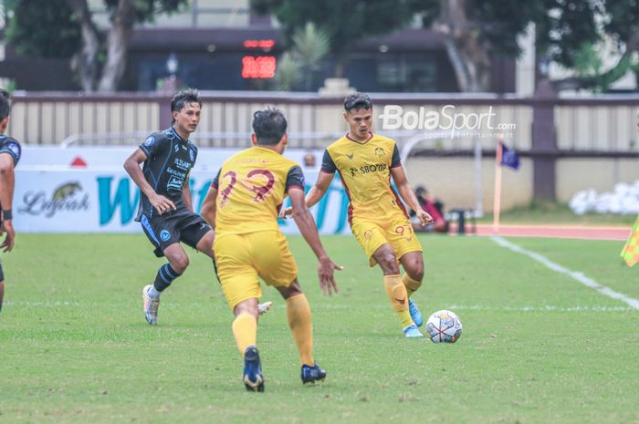 Striker Persikabo 1973, Dimas Drajad (kanan), sedang menguasai bola dan dibayangi Johan Alfarizie (kiri) dalam laga pekan ke-31 Liga 1 2022 di Stadion PTIK, Blok M, Jakarta, Minggu (19/3/2023).