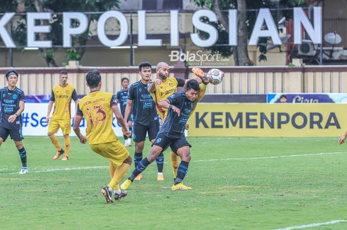 Bek asing Persikabo 1973, Lucas Gama Moreira alias Lucao (tengah), sedang menghalau bola yang mengarah kepada striker Arema FC bernama Dedik Setiawan (kanan) dalam laga pekan ke-31 Liga 1 2022 di Stadion PTIK, Blok M, Jakarta, Minggu (19/3/2023).