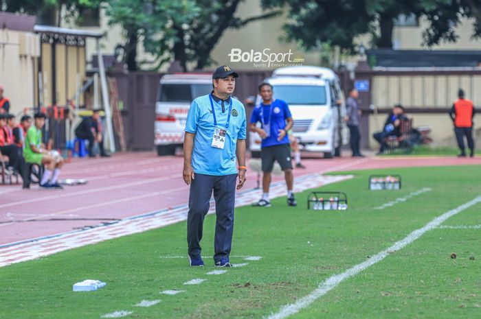 Pelatih Persikabo 1973, Aidil Sharin Bin Sahak, sedang memantau para pemainnya saat bertanding dalam laga pekan ke-31 Liga 1 2022 di Stadion PTIK, Blok M, Jakarta, Minggu (19/3/2023).