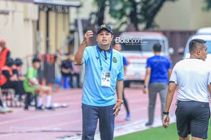 Pelatih Persikabo 1973, Aidil Sharin Bin Sahak, sedang memberikan intruksi kepada para pemainnya dalam laga pekan ke-31 Liga 1 2022 di Stadion PTIK, Blok M, Jakarta, Minggu (19/3/2023).