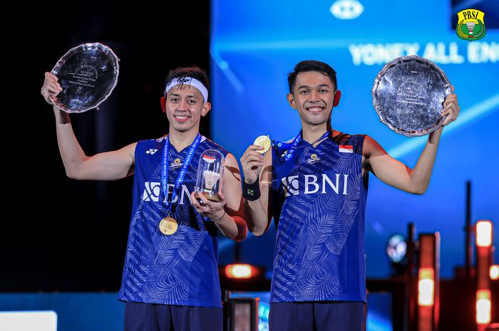 Ganda putra Indonesia, Fajar Alfian/Muhammad Rian Ardianto mengangkat trofi juara All England Open 2023 di Utilita Arena Birmingham, Inggris, Minggu (19/3/2023).