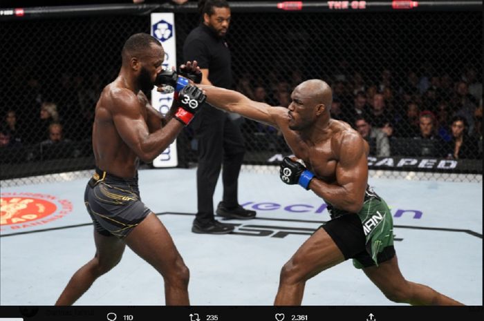 Petarung kelas welter UFC, Kamaru Usman saat menyarangkan jab ke wajah Leon Edwards pada UFC 286 yang digelar di O2 Arena, Londong, Inggris, Minggu (19/3/2023)