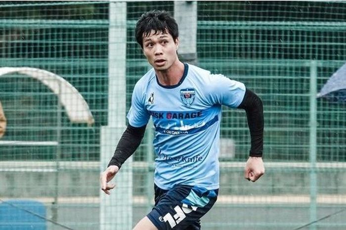 Pemain Timnas Vietnam, Nguyen Cong Phuong, saat menjalani latihan bersama klubnya Yokohama FC.