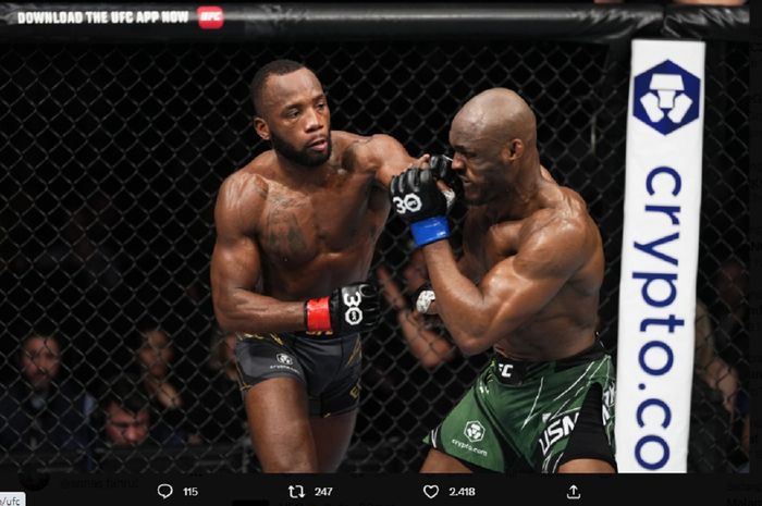 Juara kelas welter UFC, Leon Edwards saat menyarangkan jab ke wajah Kamaru Usman  pada UFC 286 yang digelar di O2 Arena, Londong, Inggris, Minggu (19/3/2023)