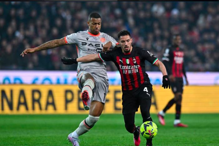 Ismael Bennacer (kanan) berduel dengan Wallace (kiri) dalam laga Udinese vs AC Milan yang berlangsung di Dacia Arena, Sabtu (18/3/2023).