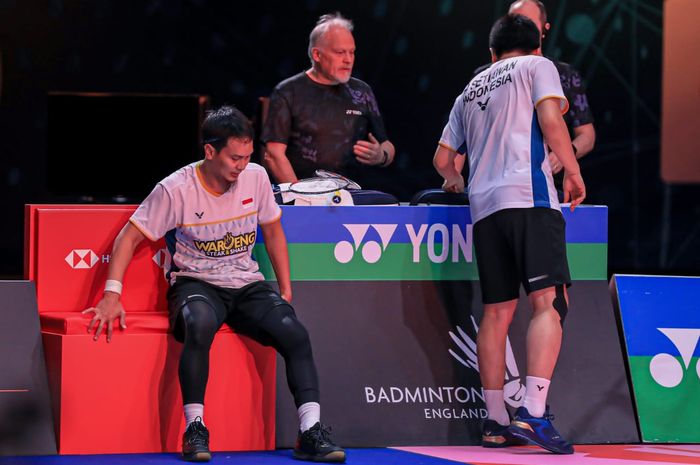 Pemain ganda putra, Mohammad Ahsan (kiri), saat mengalami cedera lutut pada final All England Open 2023 di Utilita Arena, Birmingham, Inggris, Minggu (19/3/2023).