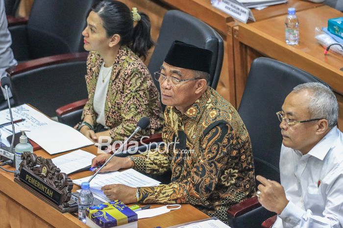 Pelaksana Tugas (Plt) Menteri Pemuda dan Olahraga Republik Indonesia, Muhadjir Effendy, ketika menghadiri rapat membahas proses naturalisasi Justin Hubner, Ivar Jenner, Rafael Struick, Jarome Anthony Beane Junior di Gedung DPR Nusantara 1, Senayan, Jakarta, Senin (20/3/2023).