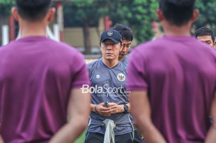 Pelatih timnas Indonesia, Shin Tae-yong (tengah), sedang memberikan intruksi kepada para pemainnya saat berlatih di Stadion PTIK, Blok M, Jakarta, Senin (20/3/2023).