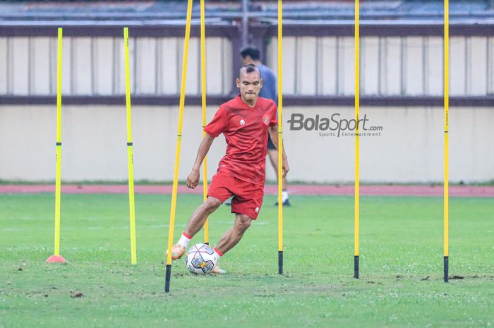 Pemain timnas Indonesia, Riko Simanjuntak, sedang menggiring bola dalam sesi latihan di Stadion PTIK, Blok M, Jakarta, Senin (20/3/2023).