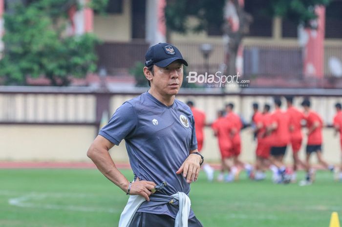 Pelatih timnas Indonesia, Shin Tae-yong, sedang memantau para pemainnya berlatih di Stadion PTIK, Blok M, Jakarta, Senin (20/3/2023).