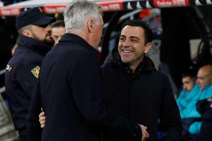 Momen Xavi Hernandez dan Carlo Ancelotti berjabat tangan sebelum laga El Clasico antara Barcelona vesus Real Madrid.