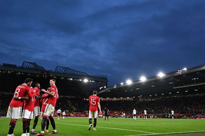 Para pemain Manchester United merayakan gol Bruno Fernandes ke gawang Fulham pada perempat final Piala FA 2022-2023.