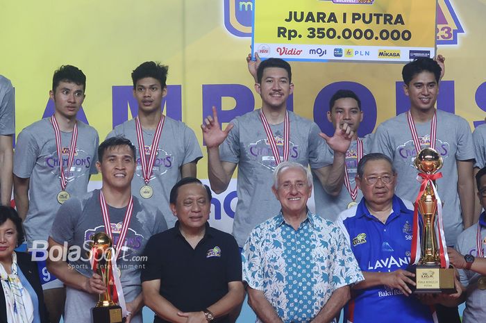 Tim Jakarta LavAni Allo Bank berpose bersama trofi dan hadiah juara Proliga 2023 setelah memenangi pertandingan grand final di GOR Among Rogo, Yogyakarta, 19 Maret 2023.