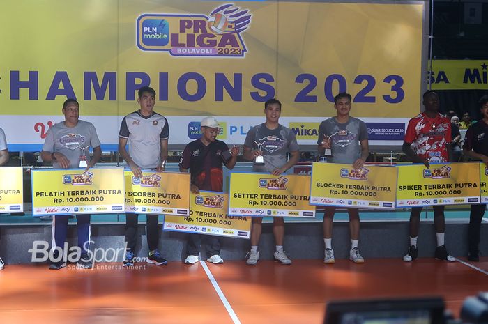 Para penerima penghargaan Proliga 2023. Dari kiri: Pemain Terbaik Fahri Septian Putratama (LavAni), Pelatih Terbaik Nicolas Vives (LavAni), Top Skor Rivan Nurmulki (Samator), Libero Terbaik Muhamad Ridwan (BIN), Setter Terbaik Dio Zulfikri (LavAni), Blocker Terbaik Hendra Kurniawan (LavAni), Spiker