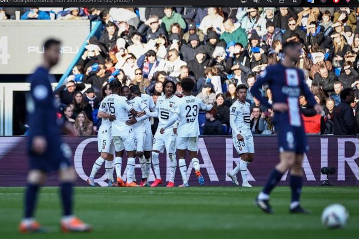 Para pemain Rennes merayakan gol Karl Toko Ekambi ke gawang Paris Saint-Germain dalam matchday 28 Liga Prancis 2022-2023 di Stadion Parc des Princes, Minggu (19/3/2023).