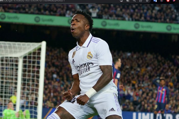 Winger Real Madrid, Vinicius Junior, merayakan gol ke gawang Barcelona pada jornada 26 Liga Spanyol 2022-2023 di Stadion Spotify Camp Nou, Minggu (19/3/2023).