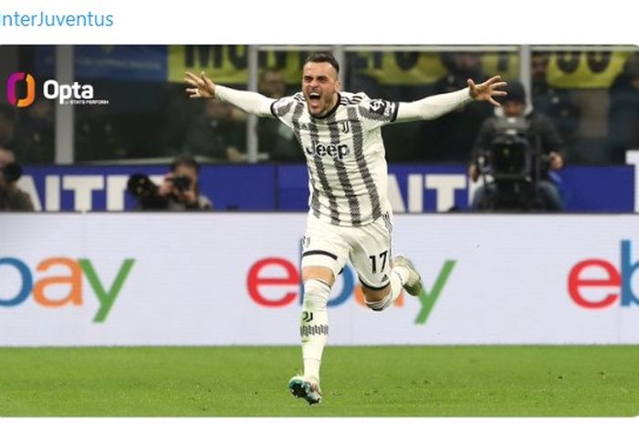 Pemain Juventus, Filip Kostic, melakukan selebrasi usai mencetak gol ke gawang Inter Milan dalam laga pekan ke-27 di Stadion Giuseppe Meazza, Senin (20/3/2023).