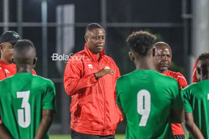 Pelatih timnas Burundi, Etienne Ndayiragije (kiri), sedang memberikan intruksi kepada para pemainnya di Lapangan Latih JIS (Jakarta International Stadium), Jakarta  Utara, Rabu (22/3/2023).