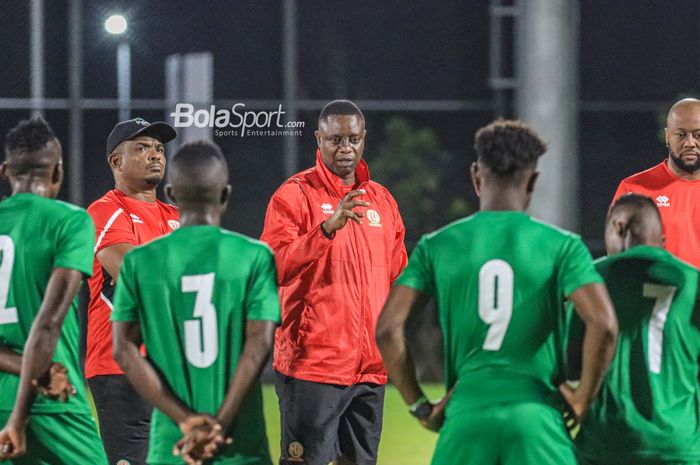 Pelatih timnas Burundi, Etienne Ndayiragije (kiri), sedang memberikan intruksi kepada para pemainnya di Lapangan Latih JIS (Jakarta International Stadium), Jakarta  Utara, Rabu (22/3/2023).