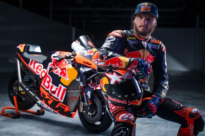 Pembalap Red Bull Racing, Jack Miller, tampil dalam seragam tim untuk MotoGP 2023.  