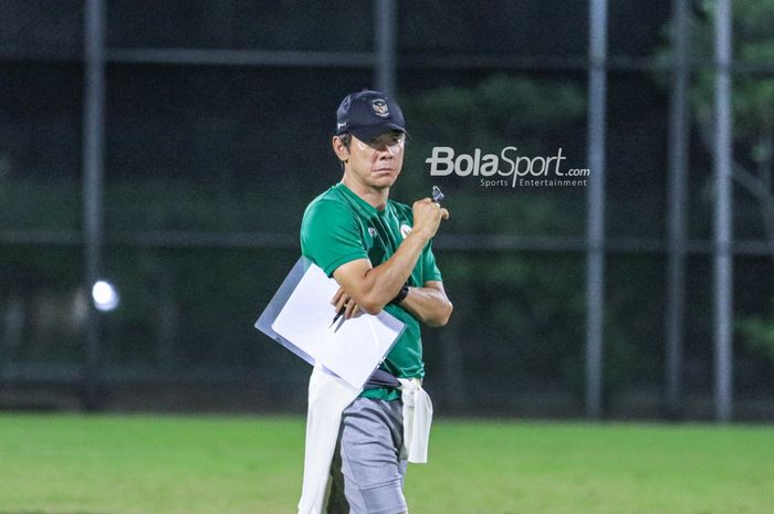 Pelatih timnas Indonesia, Shin Tae-yong, saat memantau para pemainnya berlatih di Lapangan Latih JIS (Jakarta International Stadium), Jakarta  Utara, Kamis (23/3/2023).