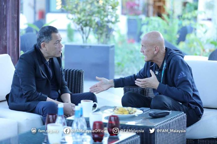 Presiden Asosiasi Sepak Bola Malaysia (FAM), Hamidin Mohd Amin, sedang berdiskusi dengan Ketua Komite Wasit FIFA Pierluigi Collina. 