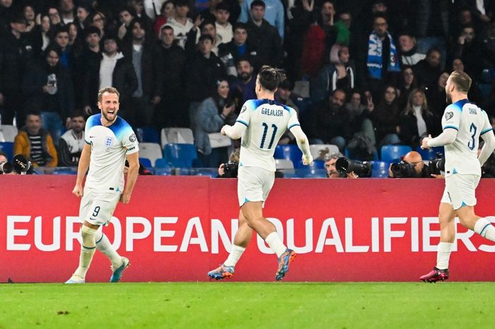 Striker timnas Inggris, Harry Kane (9), merayakan gol yang dicetaknya ke gawang timnas Italia pada partai Grup C Kualifikasi Euro 2024 di Stadio Diego Armando Maradona, Kamis (23/3/2023).