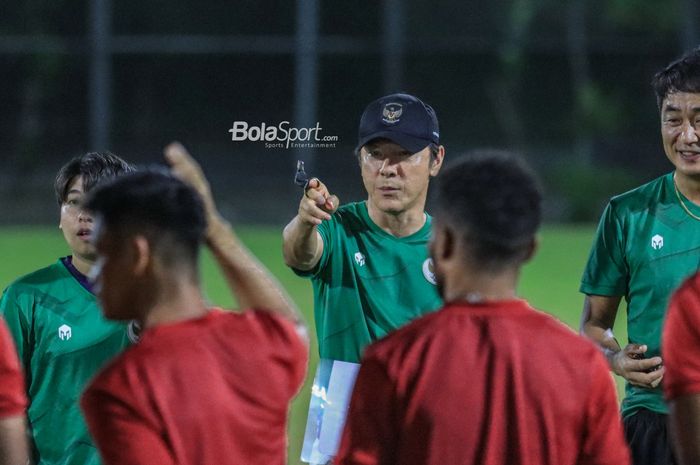 Pelatih timnas Indonesia, Shin Tae-yong (tengah), sedang memberikan intruksi kepada para pemainnya saat berlatih di Lapangan Latih JIS (Jakarta International Stadium), Jakarta  Utara, Kamis (23/3/2023).