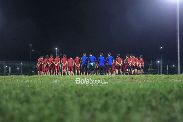 Skuat timnas Indonesia (skuad timnas Indonesia) sedang melakukan briefing saat berlatih di Lapangan Latih JIS (Jakarta International Stadium), Jakarta  Utara, Kamis (23/3/2023).