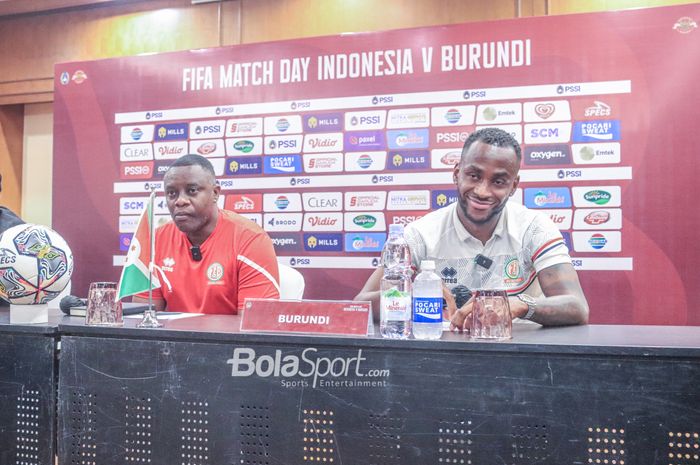 Pelatih timnas Burundi, Etienne Ndayiragije (kiri) dan pemainnya bernama Saido Berahino (kanan) saat menghadiri sesi jumpa pers di Hotel Sultan, Senayan, Jakarta, Jumat (24/3/2023).