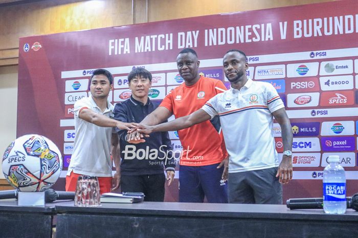 (Dari kiri ke kanan) Asnawi Mangkualam Bahar, Shin Tae-yong, Etienne Ndayiragije, danSaido Berahino sedang berfoto bersama jelang laga FIFA Matchday timnas Indonesia versus timnas Burundi.