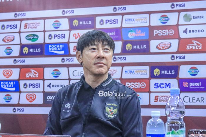 Pelatih timnas Indonesia, Shin Tae-yong, saat menghadiri sesi jumpa pers di Hotel Sultan, Senayan, Jakarta, Jumat (24/3/2023).