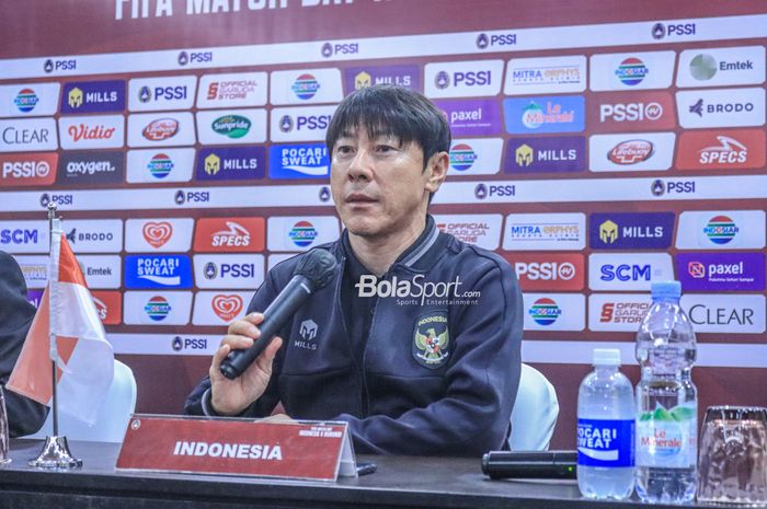 Pelatih timnas Indonesia, Shin Tae-yong, sedang memberikan keterangan kepada awak media dalam sesi jumpa pers di Hotel Sultan, Senayan, Jakarta, Jumat (24/3/2023).